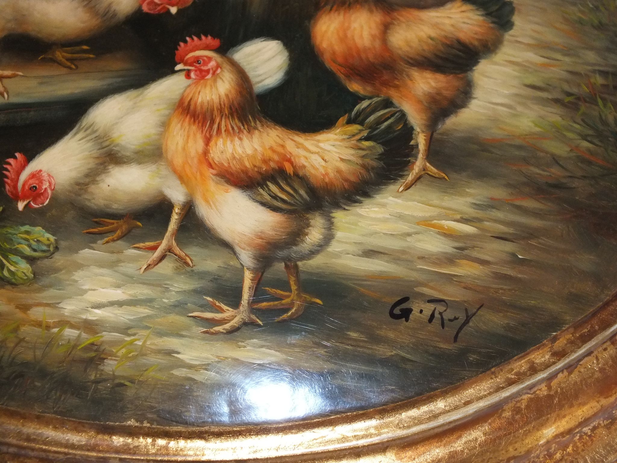 Panneau médaillon peint et vernis décor poules, coqs signé G.Roy