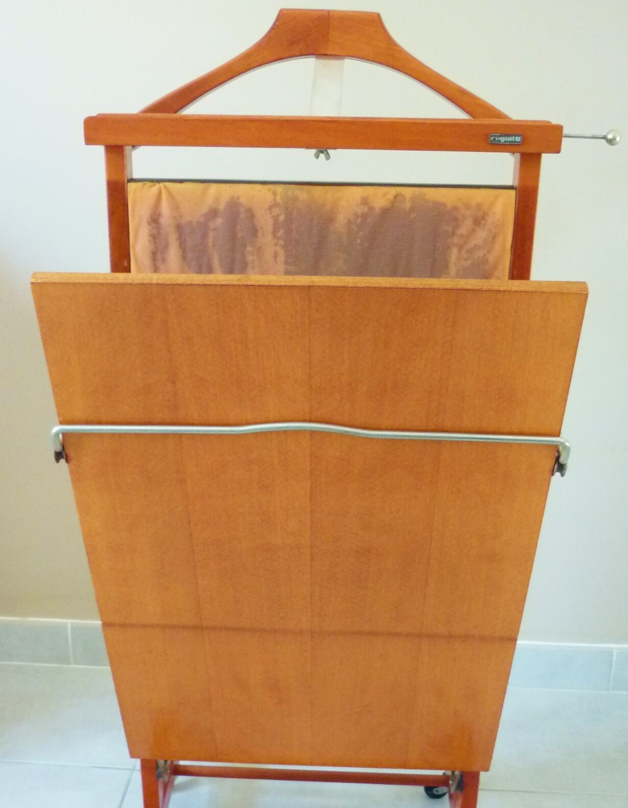Wooden valet, signed Fratelli Reguitti, 60s, on wheels