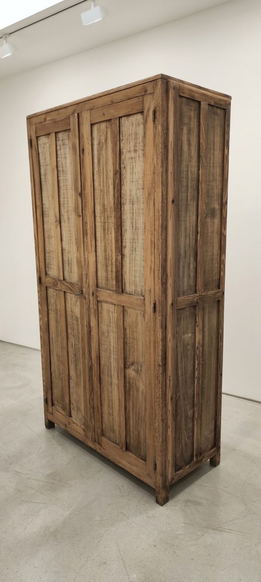 Armoire parisienne