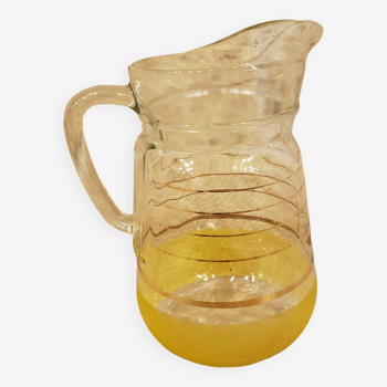 Cruche en verre granité jaune et liserés dorés