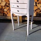 Small patinated vintage chest of drawers/bedside table