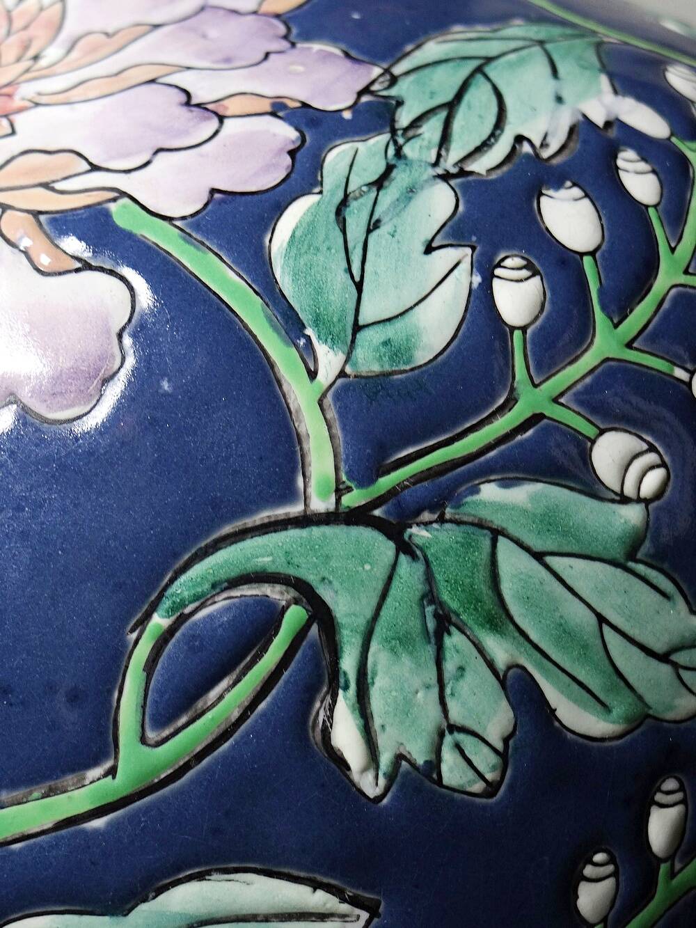 Large baluster vase in Chinese porcelain with vintage floral decoration from the 1970s-80s.