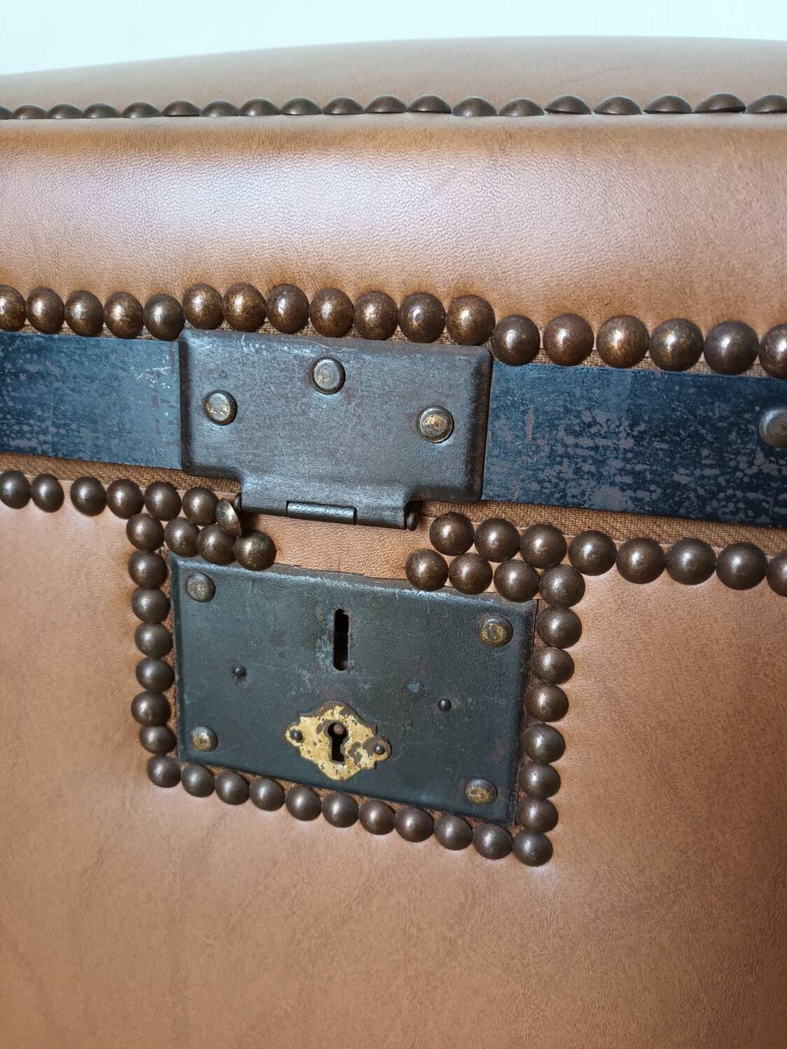 Malle bombée en bois et simili cuir vintage