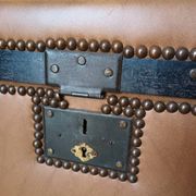 Malle bombée en bois et simili cuir vintage