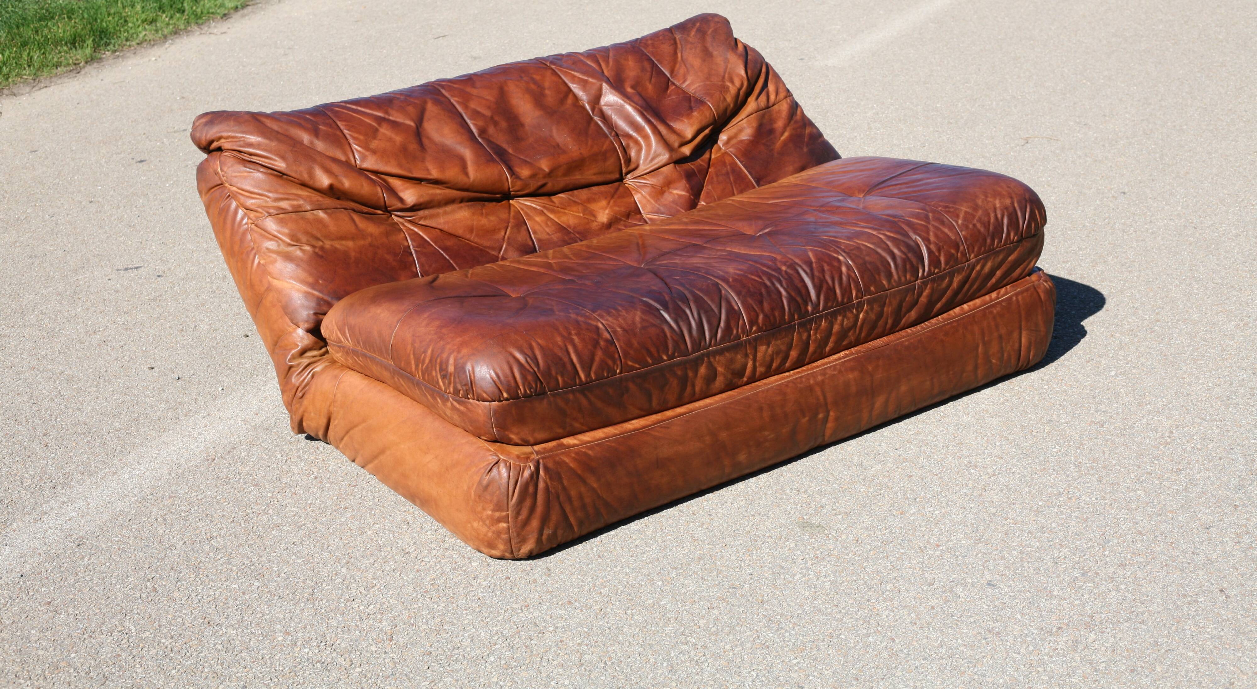 Canapé cuir vintage années 70 convertible