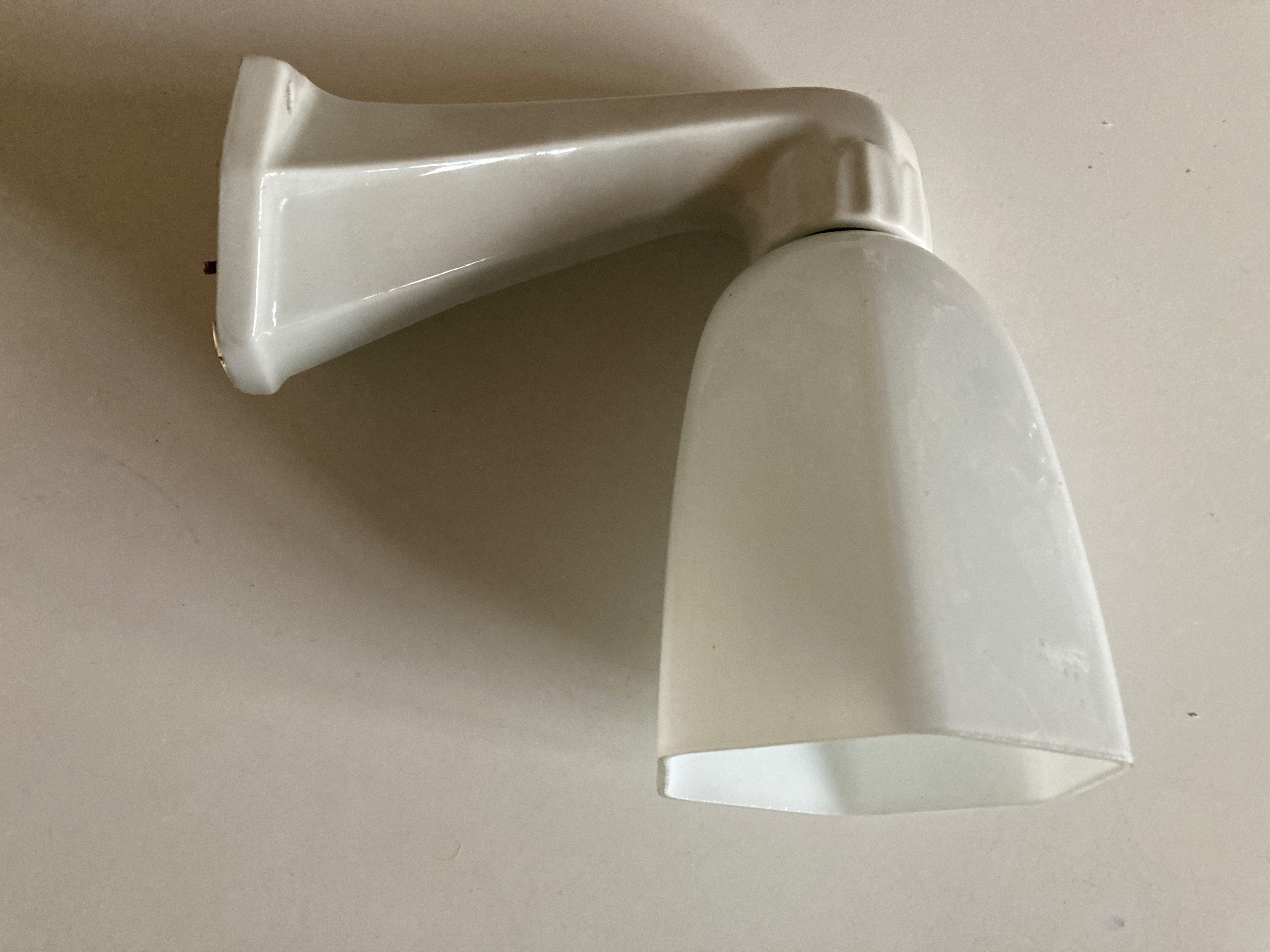 Art deco bathroom wall lamp in porcelain and opaline 1930-1950