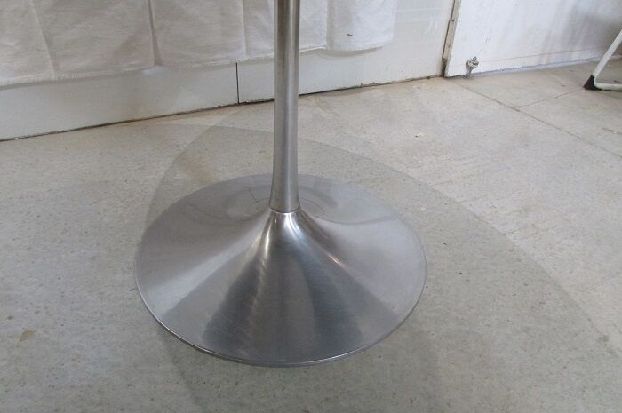 Table ronde pied tulipe design