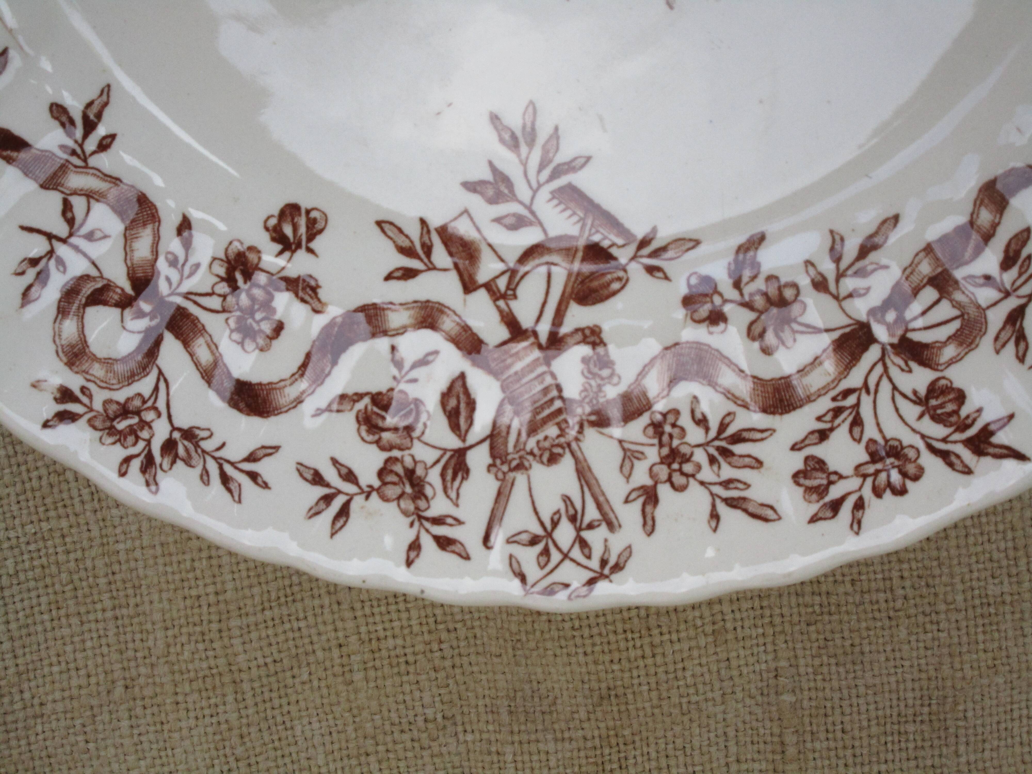 Long-field standing plate with floral ribbon decor