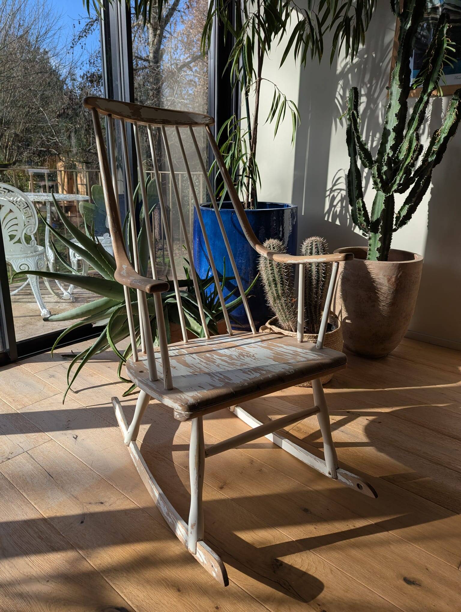 Fauteuil à bascule vintage en bois – patine d’origine
