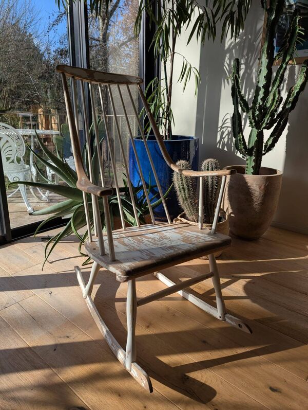 Fauteuil à bascule vintage en bois – patine d’origine