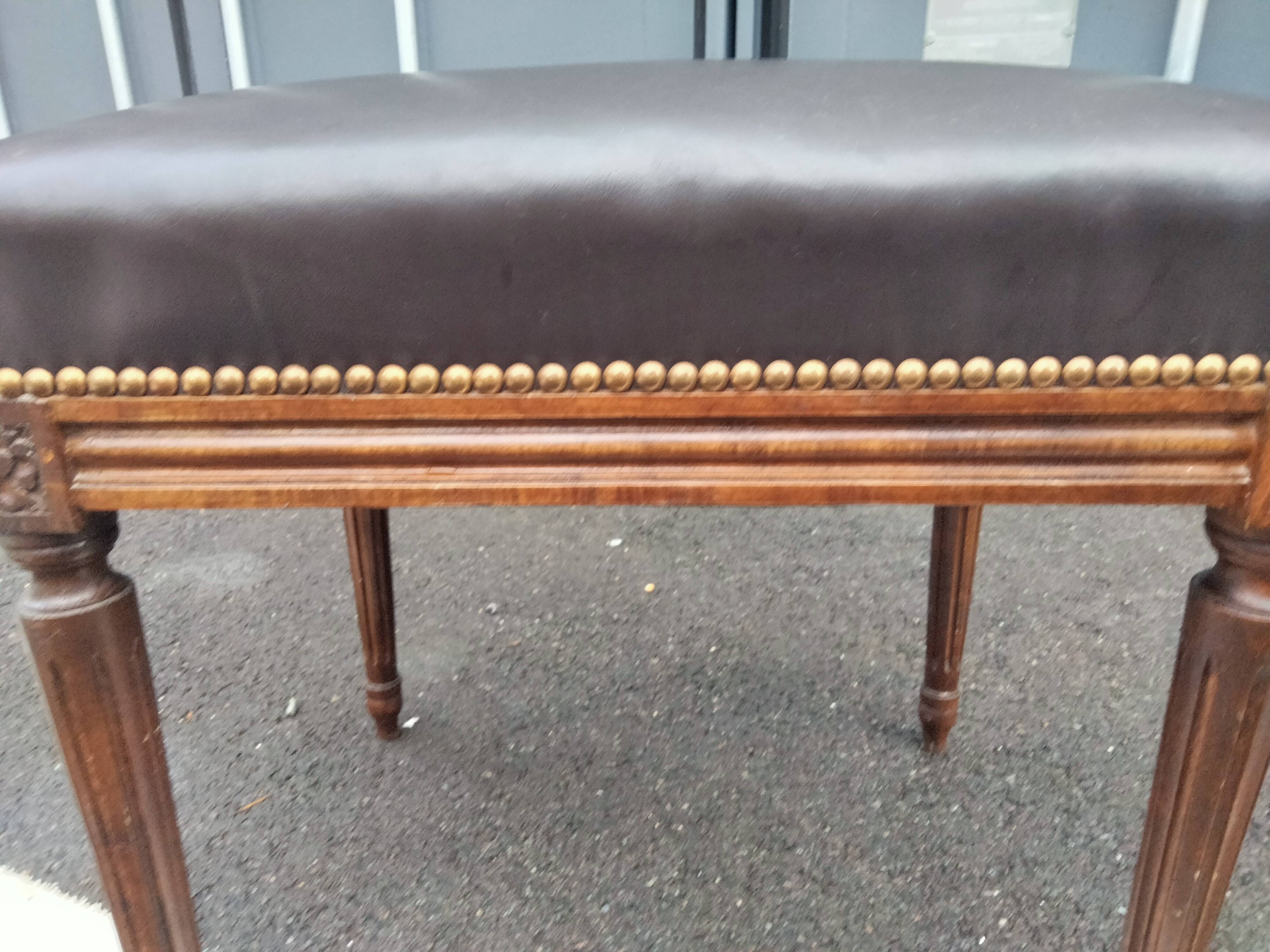 Tabouret repose pied ancien style Louis XVI dessus cuir