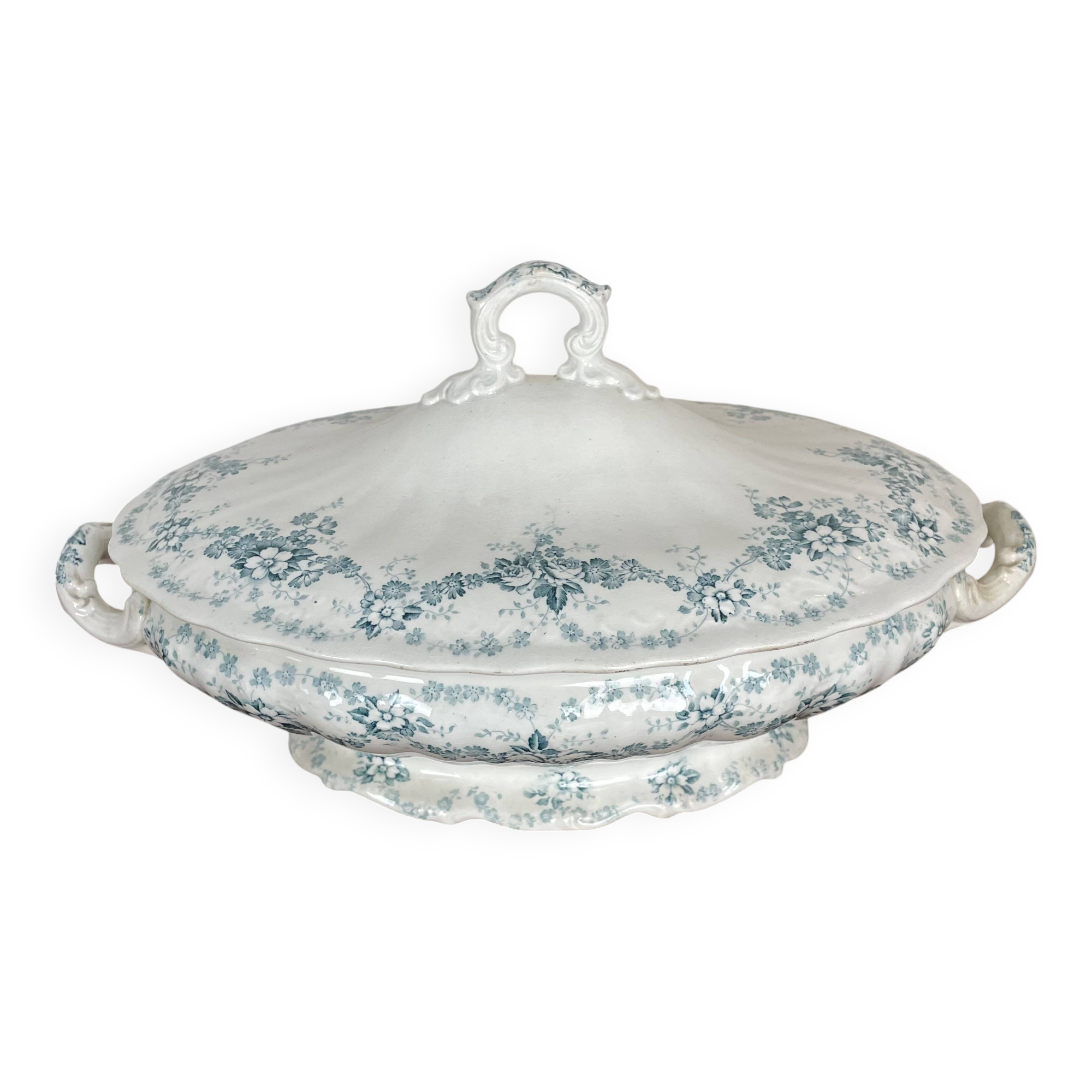 Covered dish, vegetable dish in Maastricht earthenware, Clara model