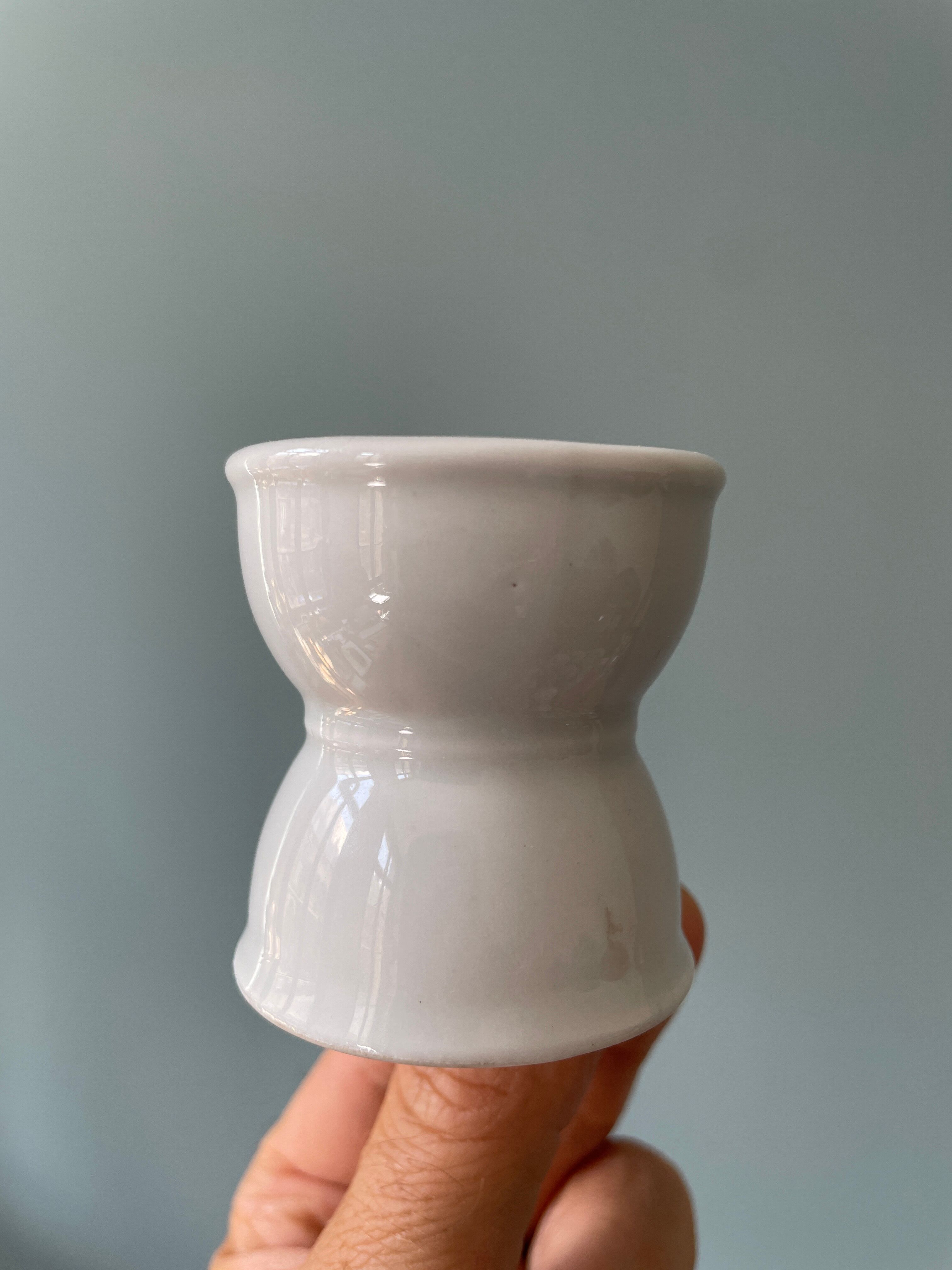 Lot de 16 coquetiers diabolo en porcelaine blanche