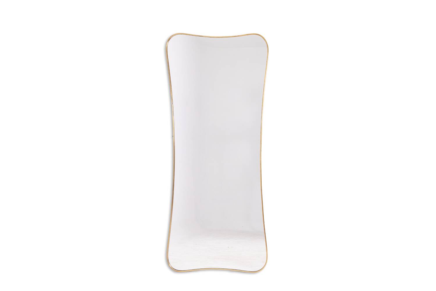 Miroir serti d’une baguette en laiton doré. Années 1970.