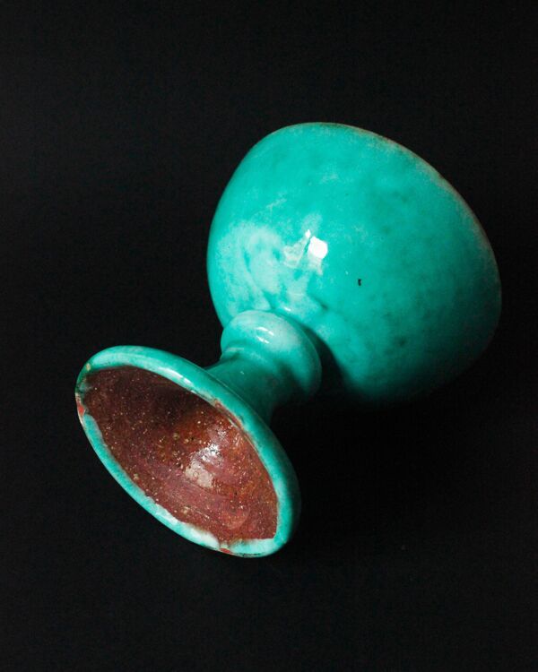 Coupe sur pied ou calice en terre cuite émaillée vert lagon nuageux