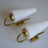 Paire de lampes en applique murale 1960 opaline et laiton