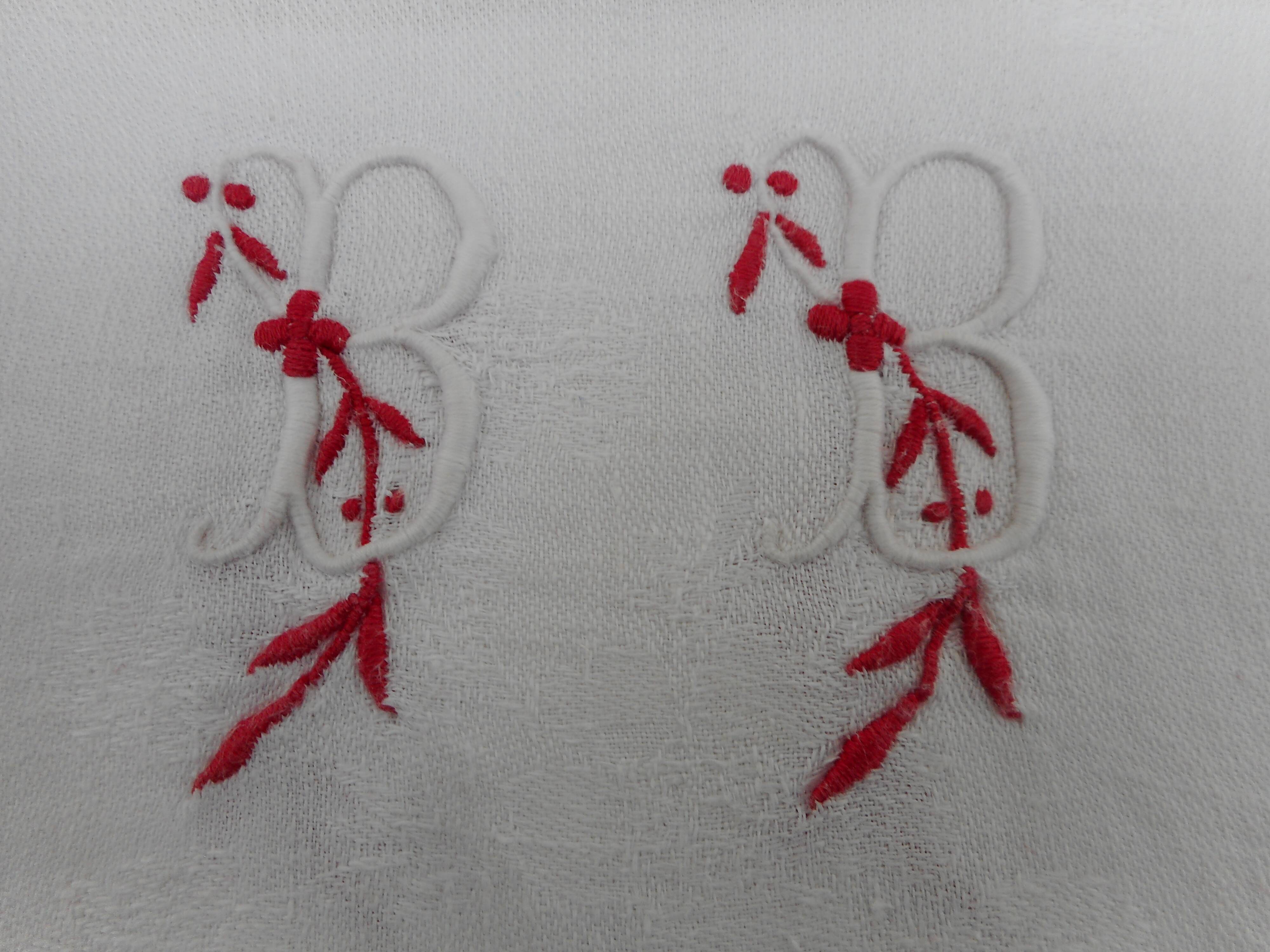 Nappe damassée bande rouge