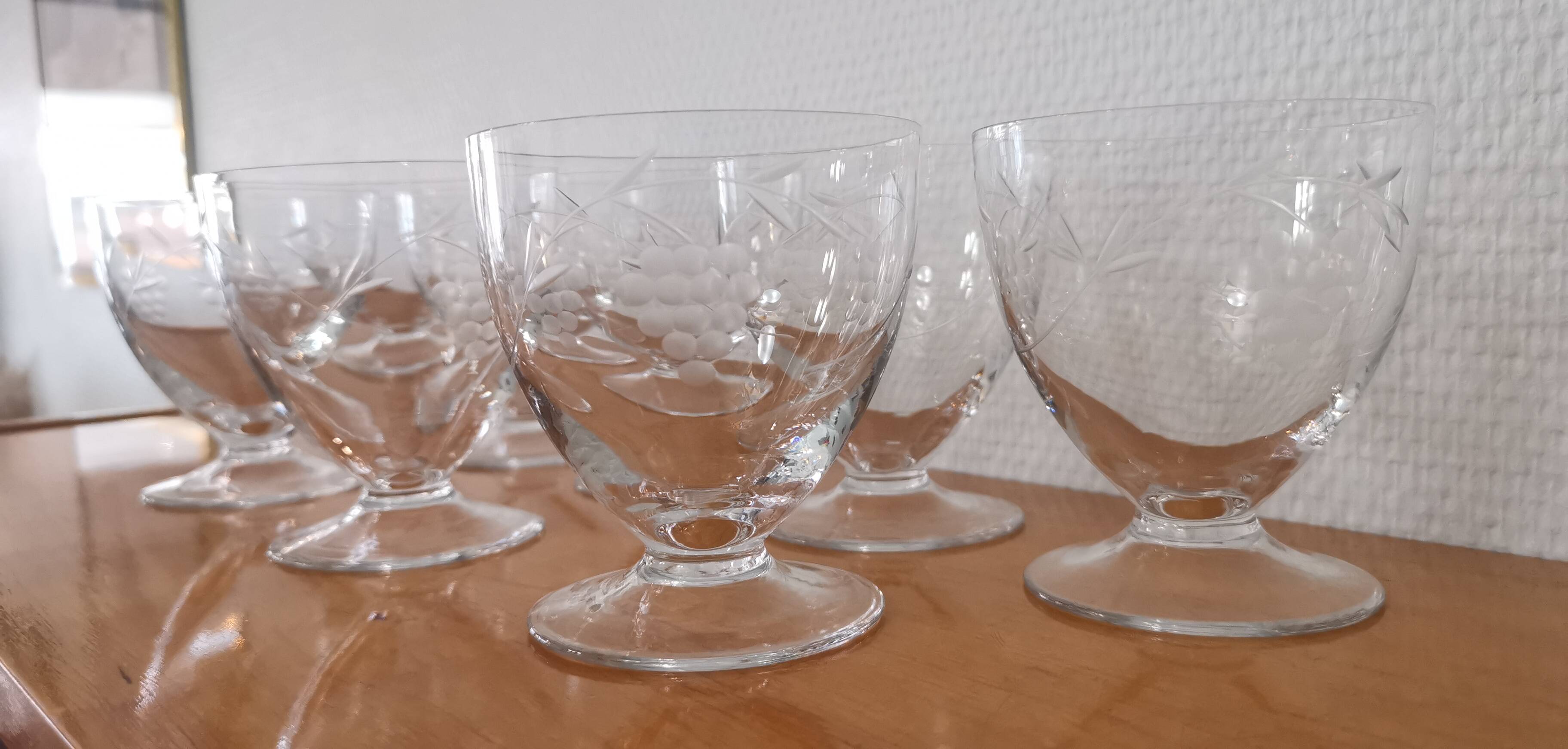 Set de 8 anciens verres sur pied décor ciselé