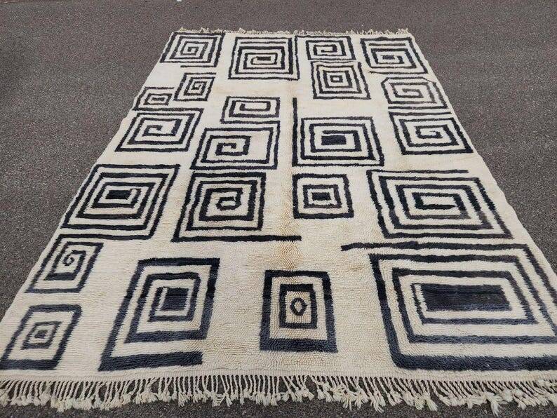 Moroccan Berber rug in cream and black 300x200 cm – spiral geometric pattern