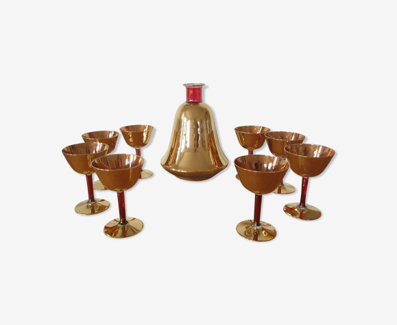 Huit verres dorés et leur carafe