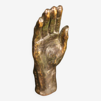 Main en bronze de Mariano Guido.