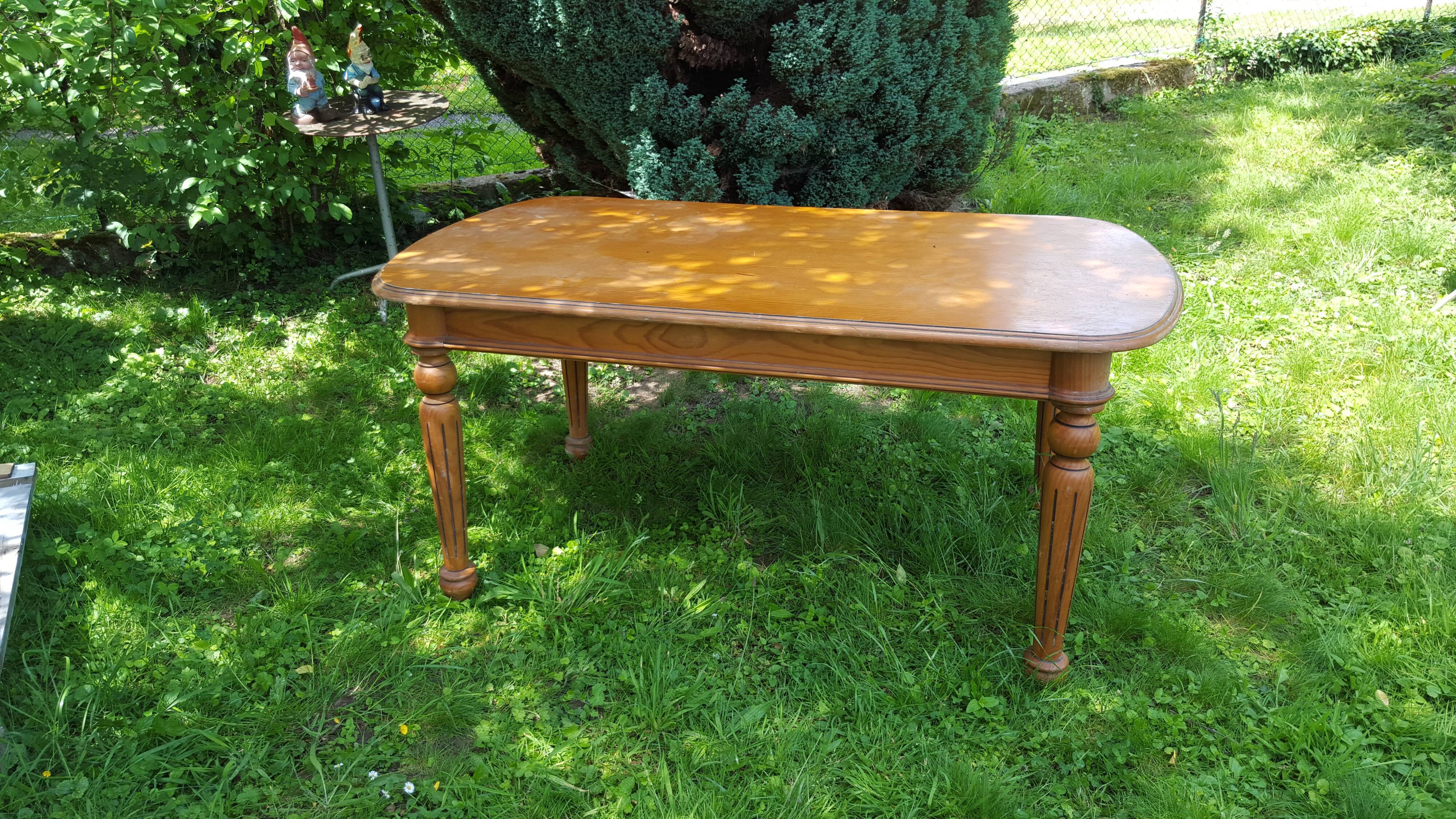 Country table fluted feet and turned