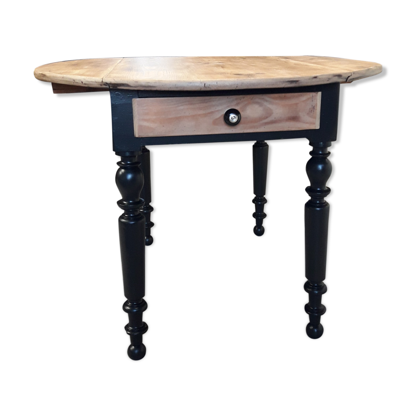 Round table with flaps
