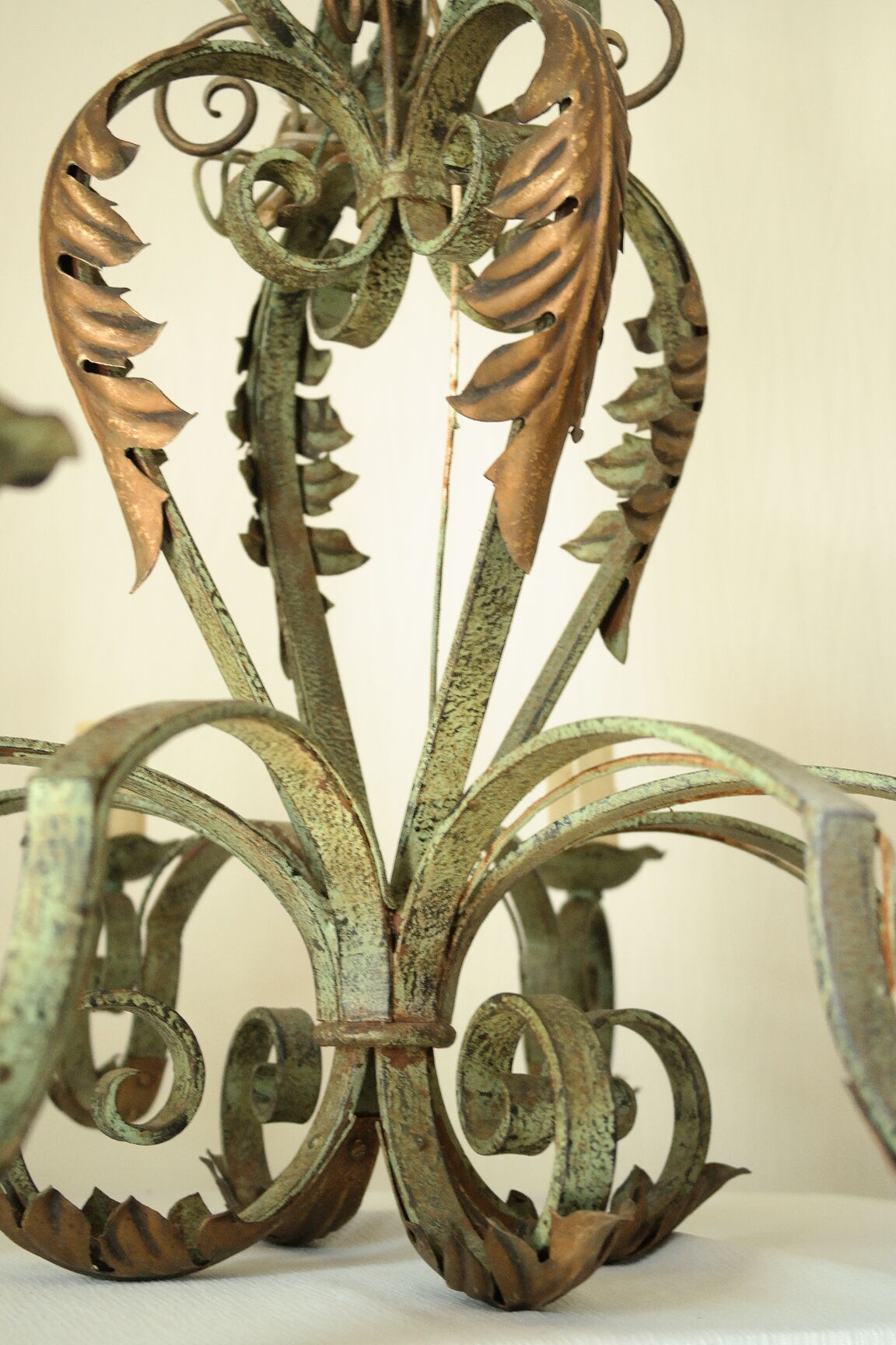 Lustre with 8 branches in wrought iron, grey-green patina and antique gilding.