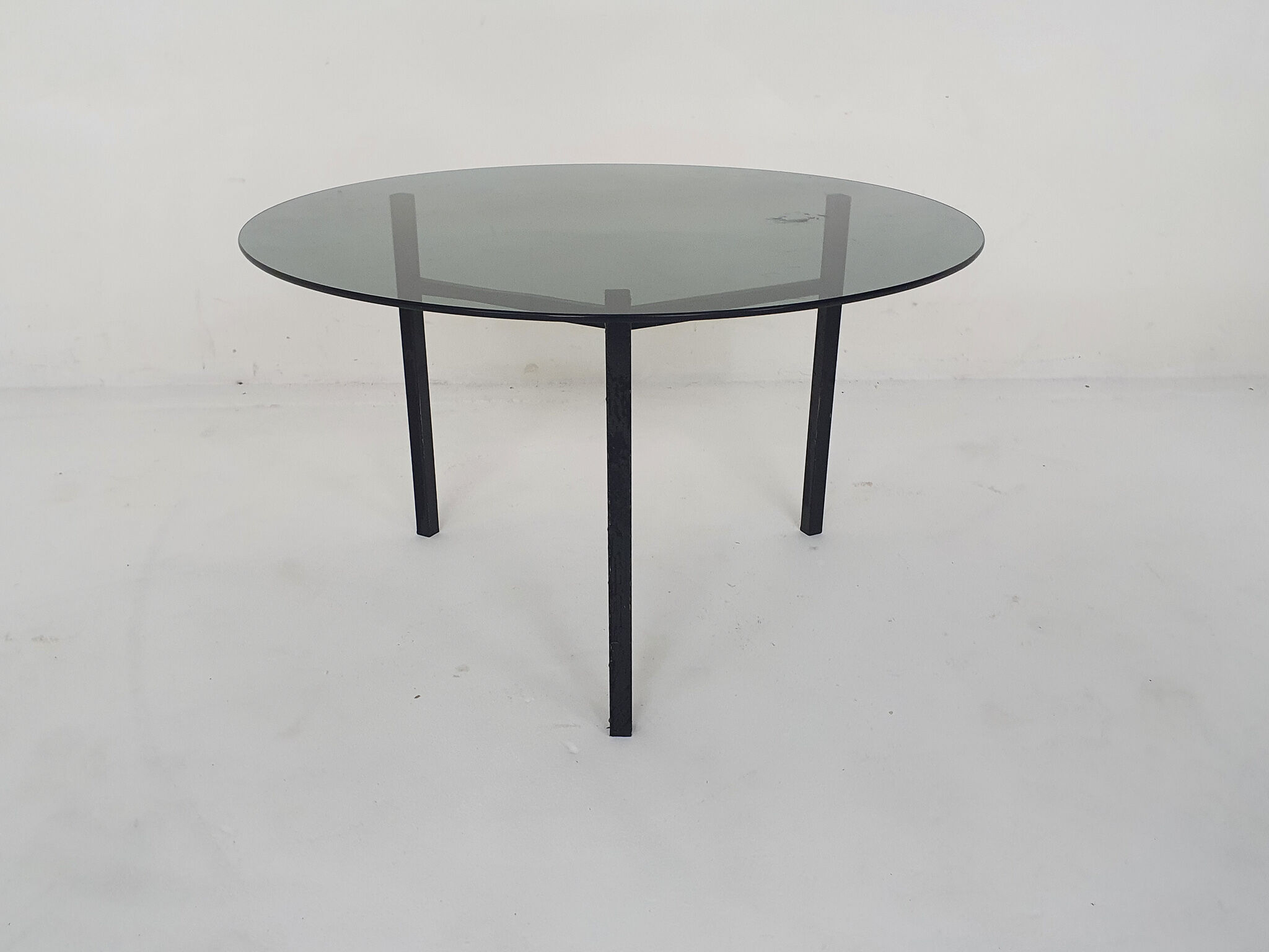 Table basse ronde en verre et en métal Pays-Bas des années 1960