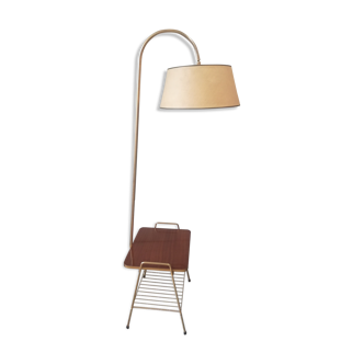 Reader lamppost with tablet