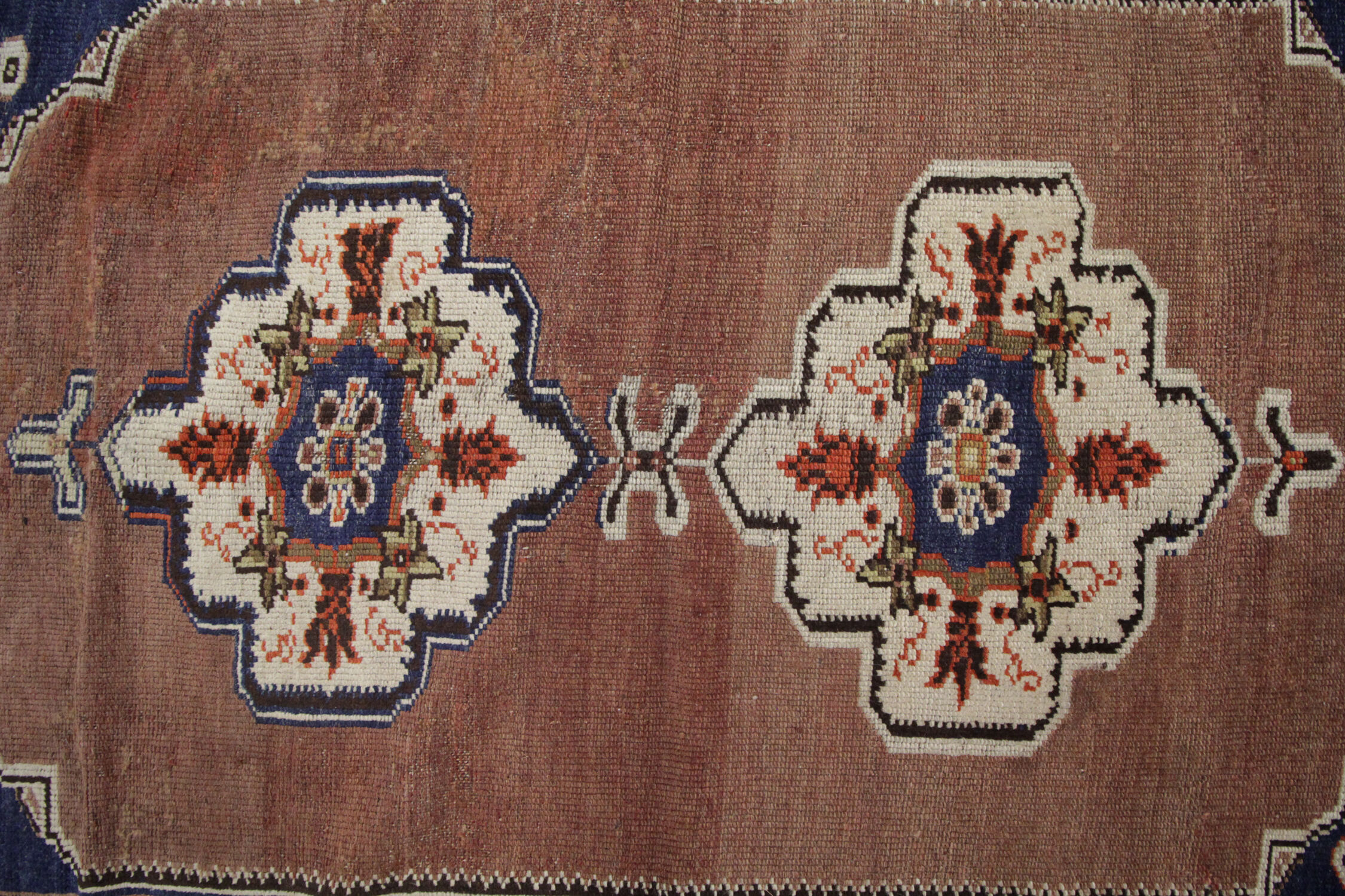 Handwoven vintage turkish wool rug- 128x187cm