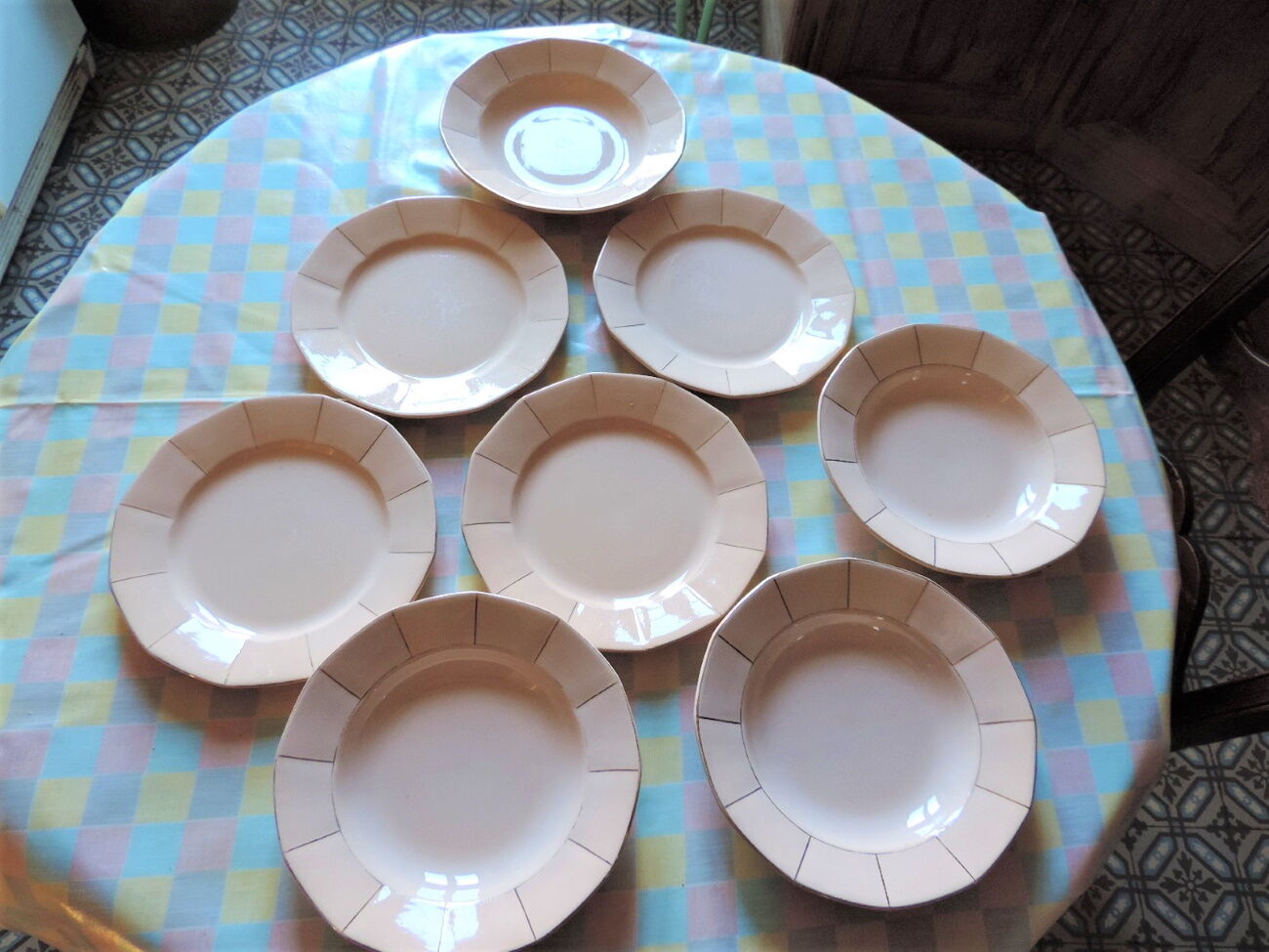Set of eight pink plates in digoin sarreguemines