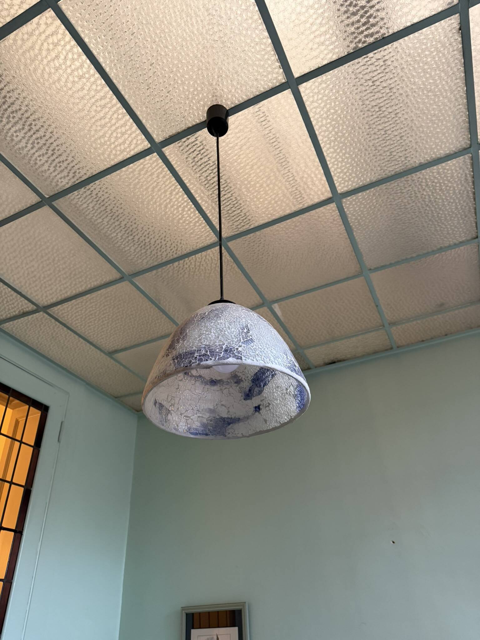 Blue/white glazed ceramic suspension