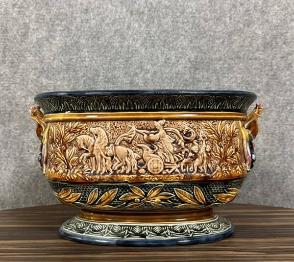 Grosse jardinière en barbotine de couleurs avec un décors à l'antique