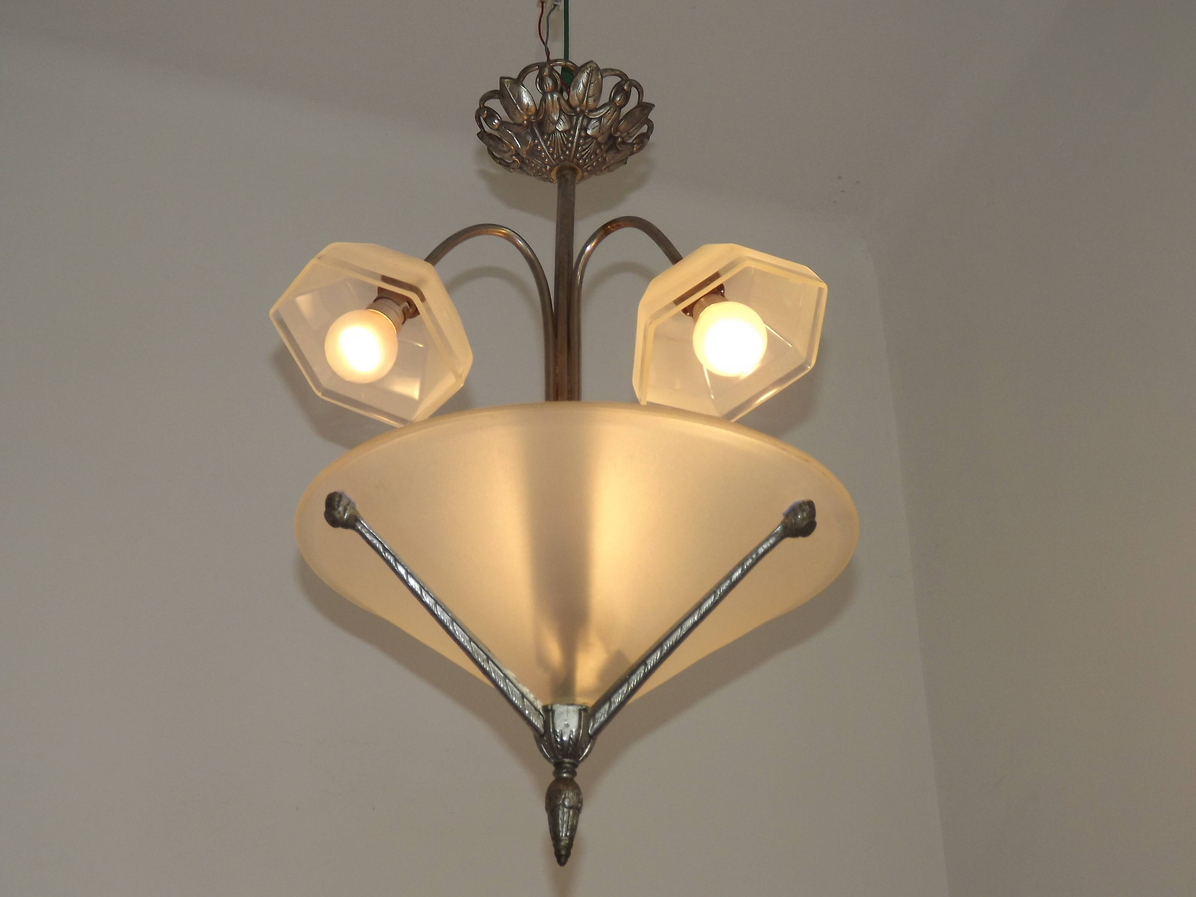 Chandelier en argent Art Déco français à 3 lumières avec abat-jours coniques et hexagonaux opaques