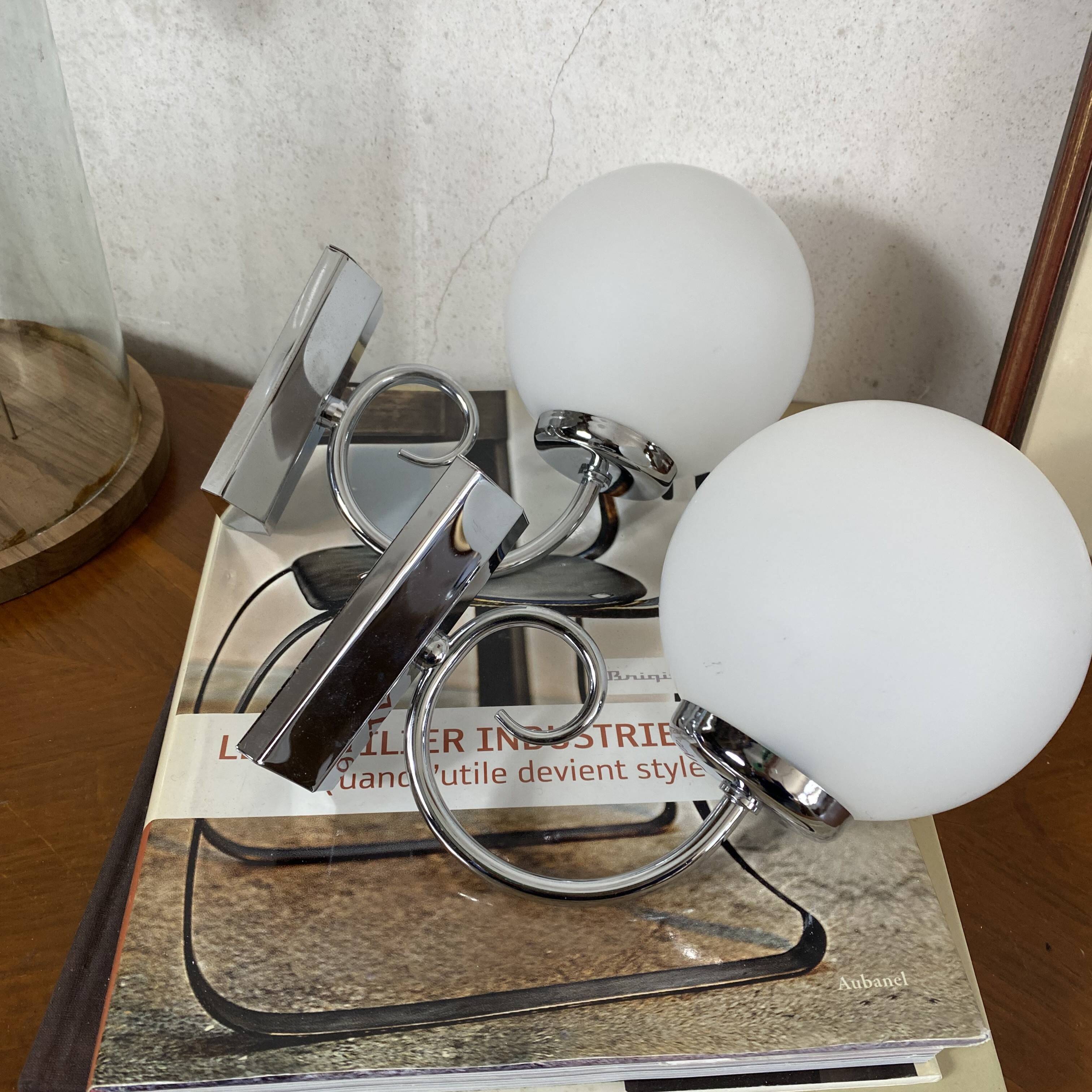 Paire d'appliques murales en inox et globe en verre blanc
