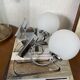 Paire d'appliques murales en inox et globe en verre blanc