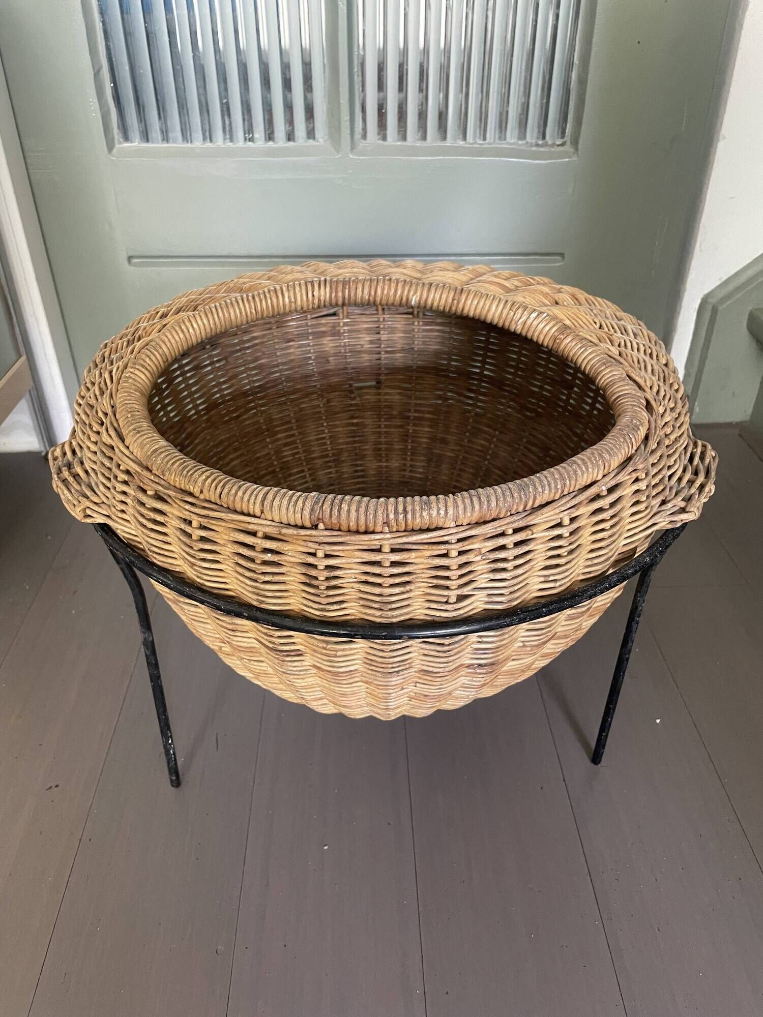 Panier à couture en rotin des années 1950