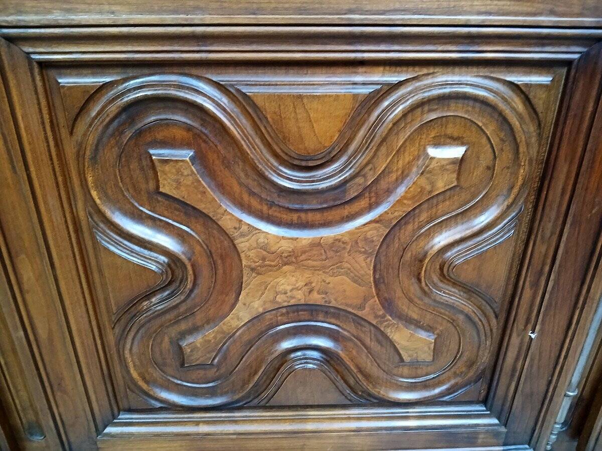 Bibliothèque vitrine en noyer de style Louis XV