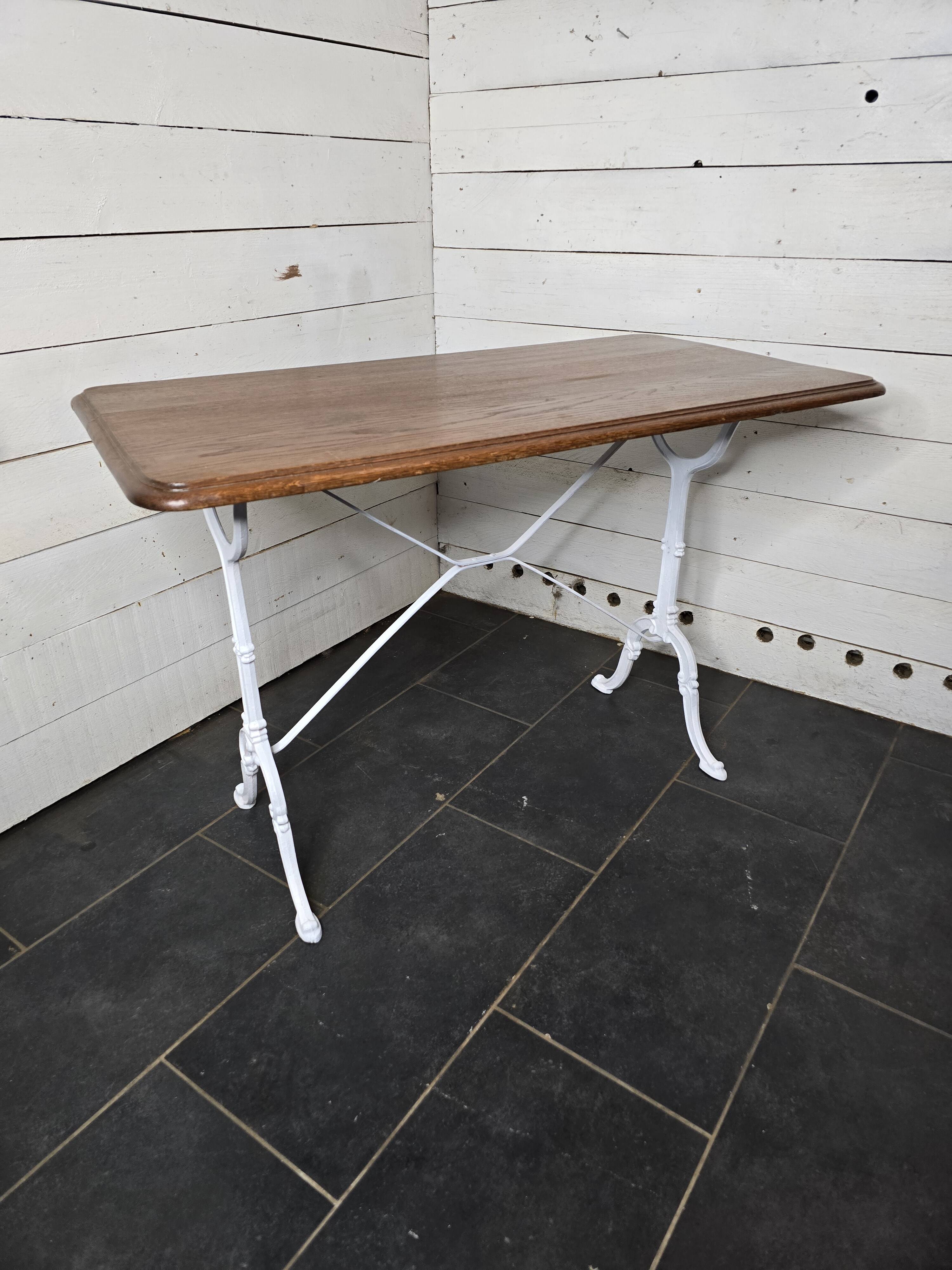 Table de bistrot en chêne massif, pieds en fonte.