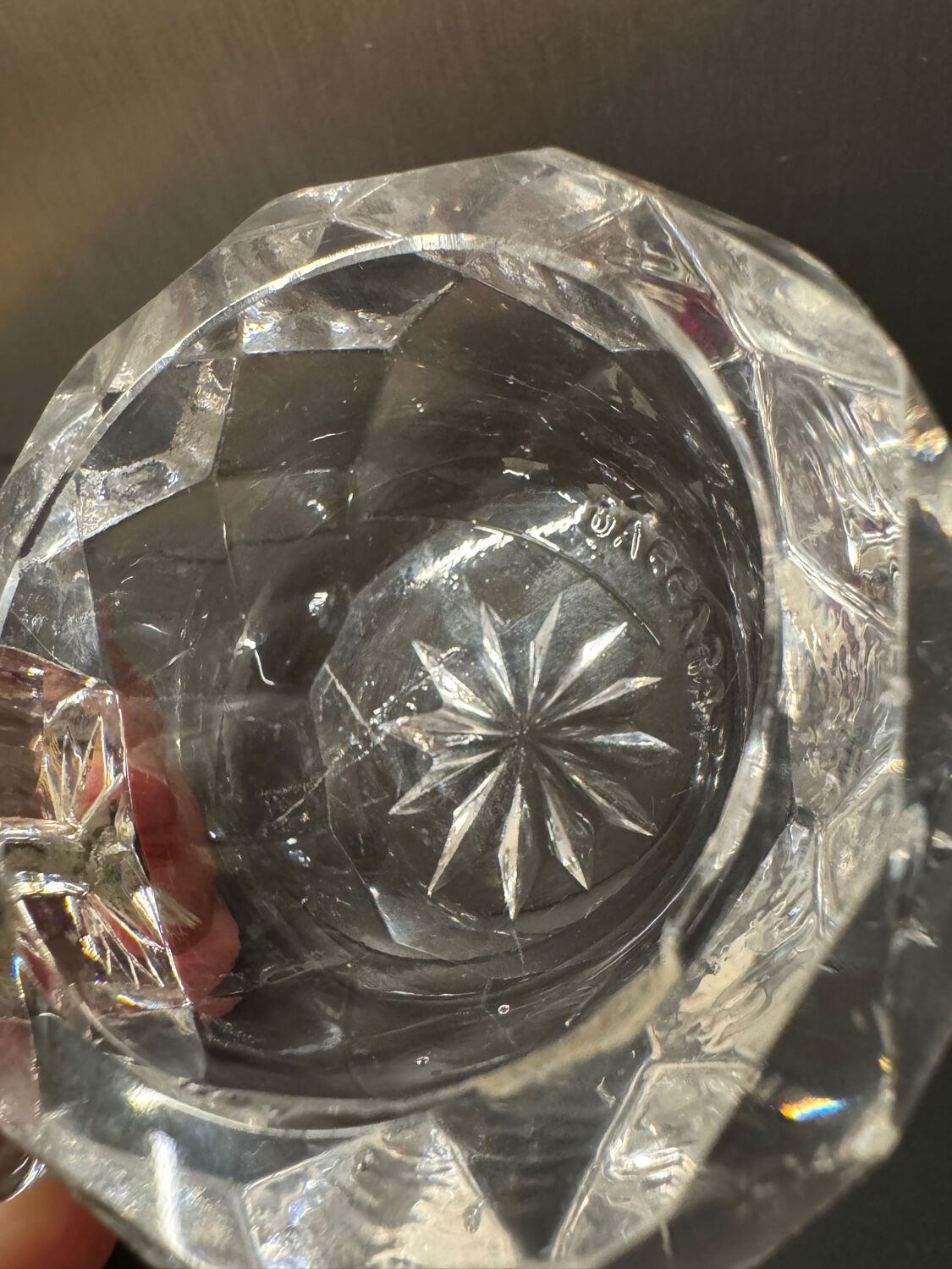 Salière double en cristal taillé signée Baccarat avec monture en métal