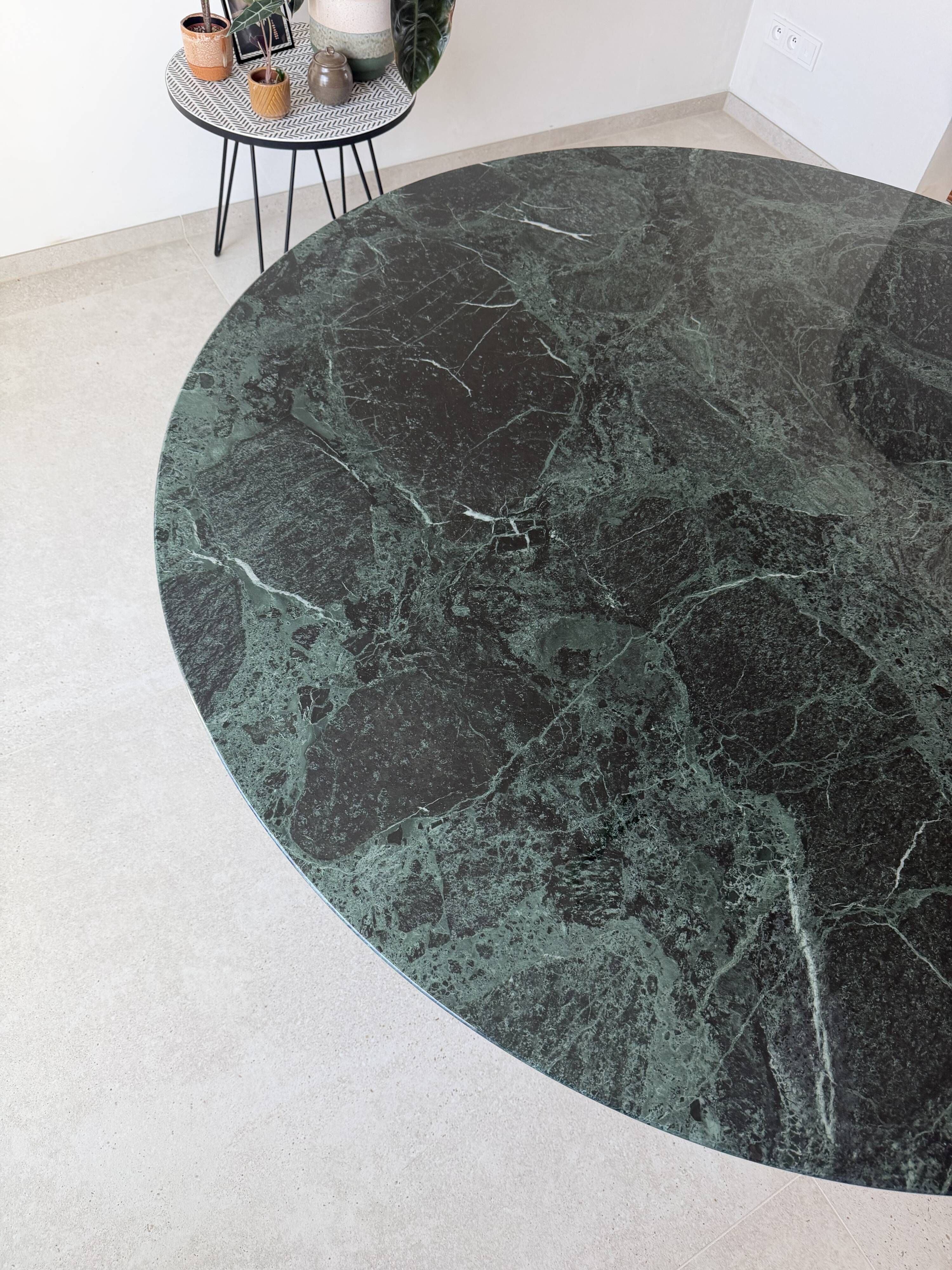 Original Knoll tulip dining table (137cm) glossy alpine green in new condition!!
