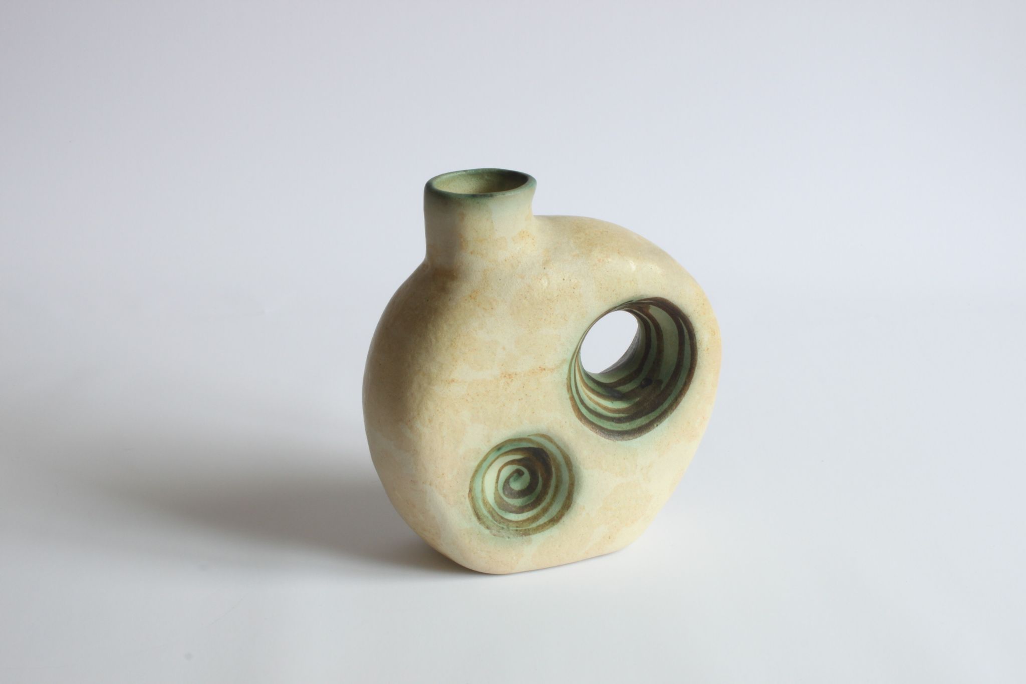 Vase en céramique de l’ère spatiale avec ouvertures par Nikos Dazelidis, Athènes, années 1960