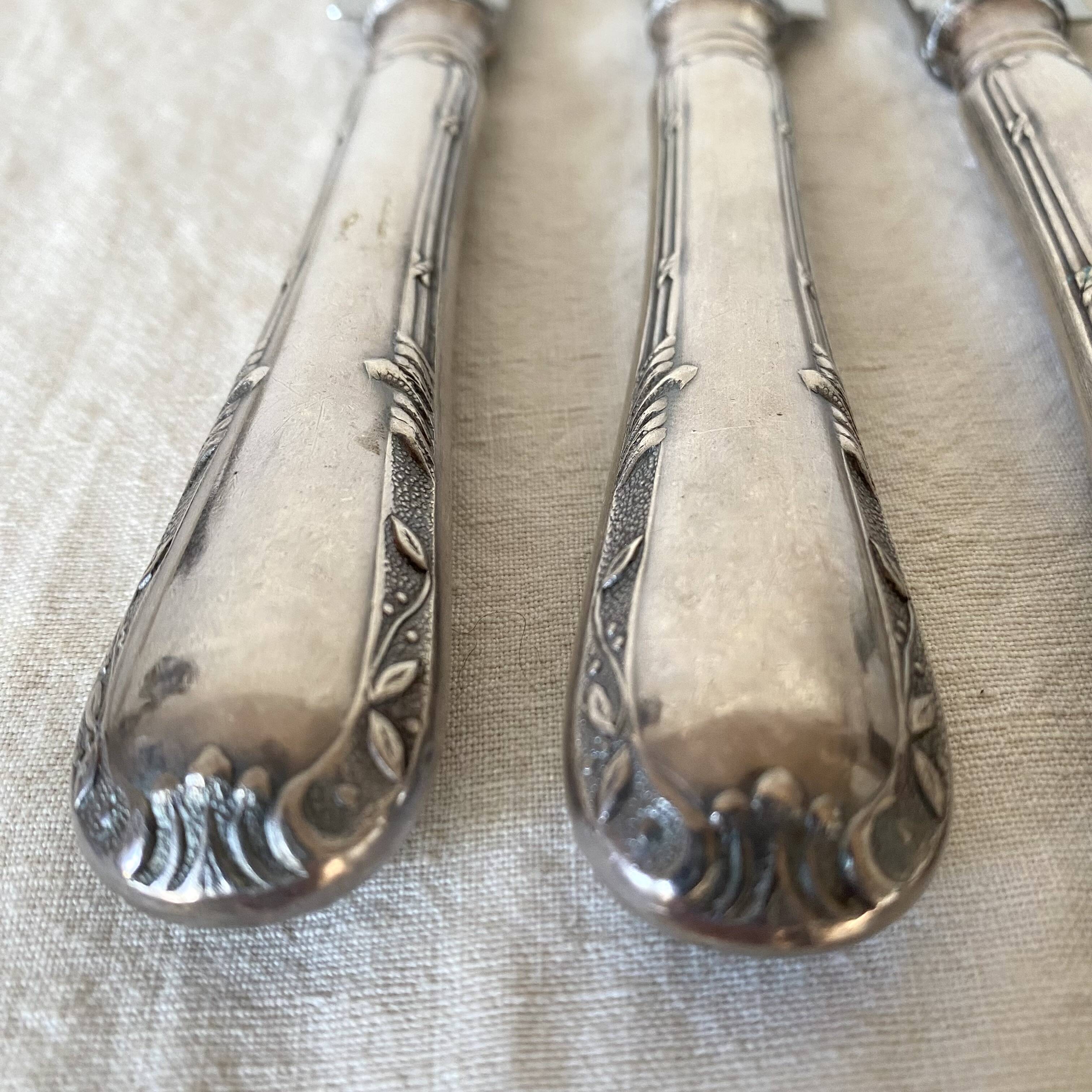 Silver round knives with stainless steel blades