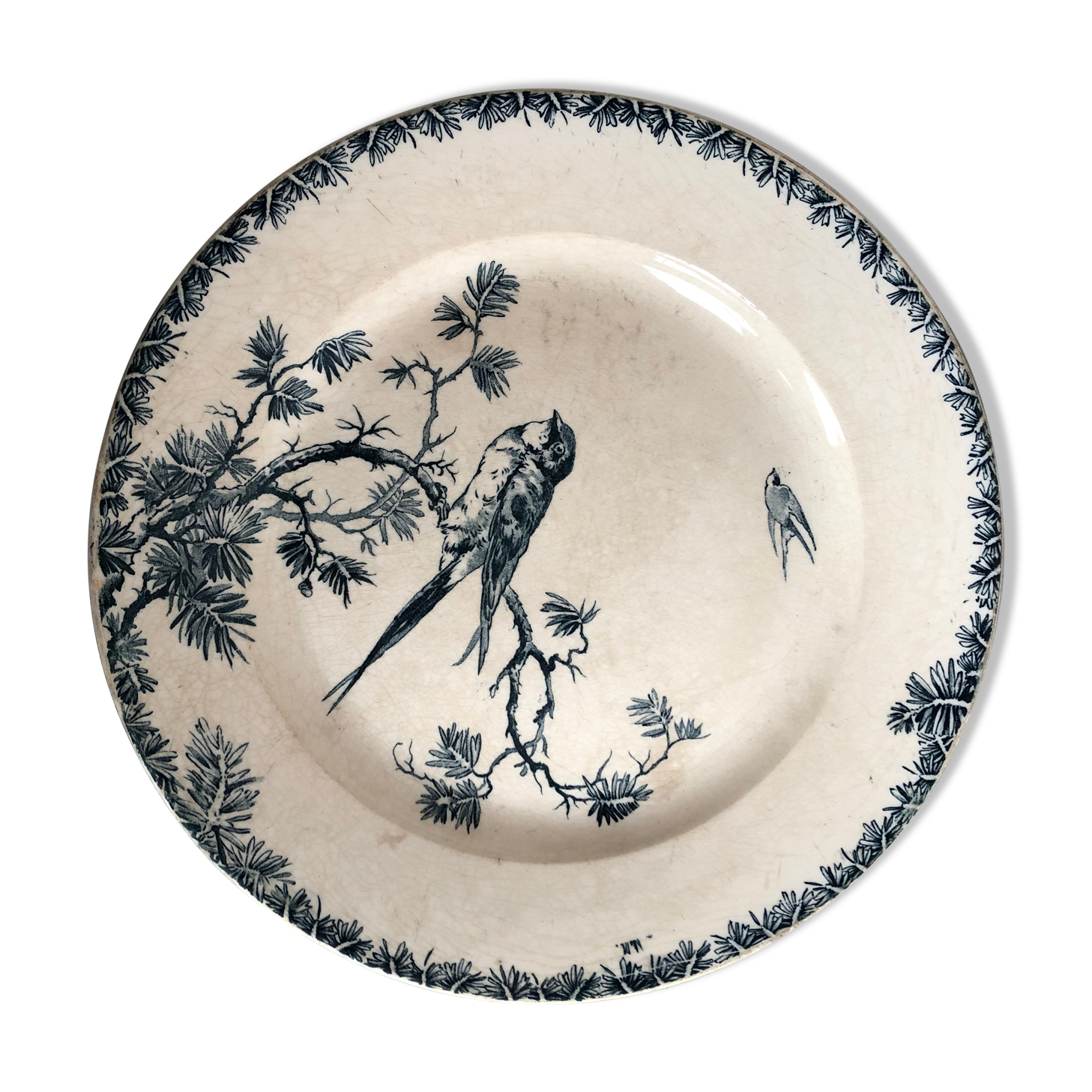 Plat rond ancien modèle provençal en porcelaine opaque de Gien