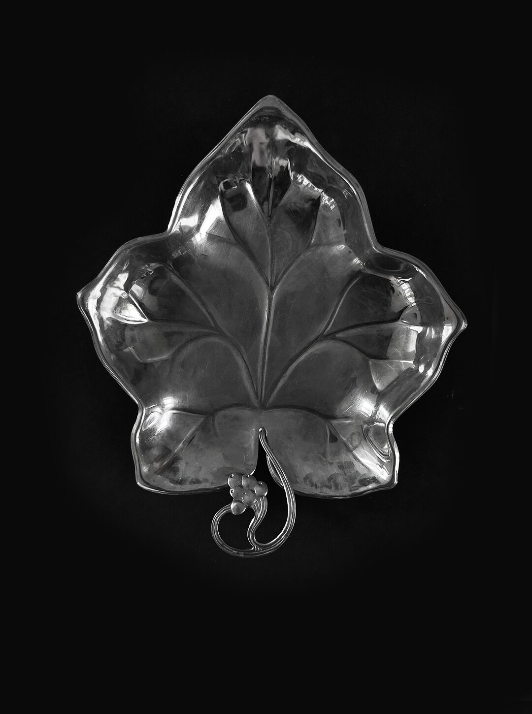 Leaf-shaped pocket tray in minimalist silver plating.
