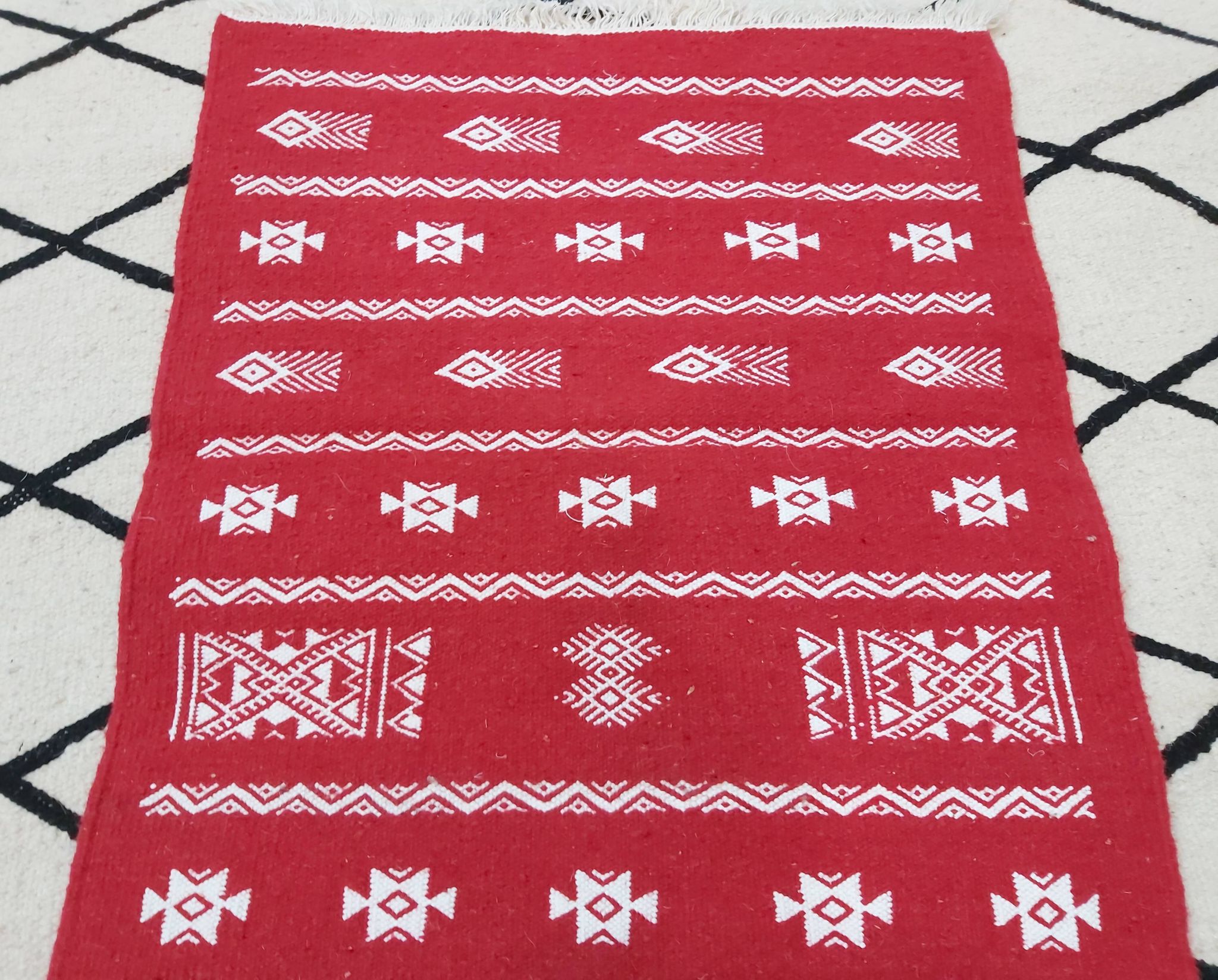Tapis rouge et blanc fait main