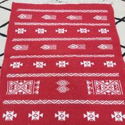 Tapis rouge et blanc fait main