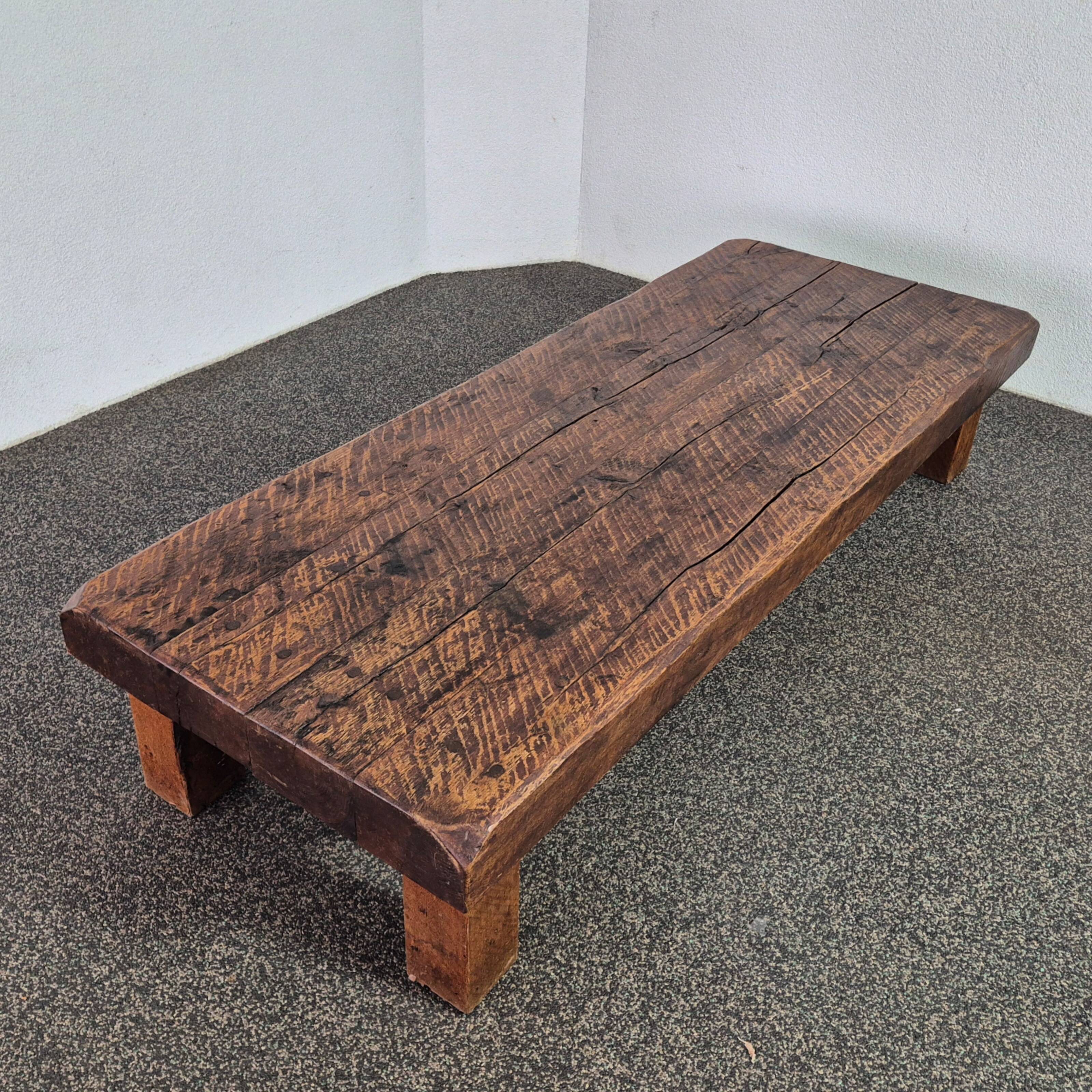 Table basse brutaliste en chêne, France années 1950