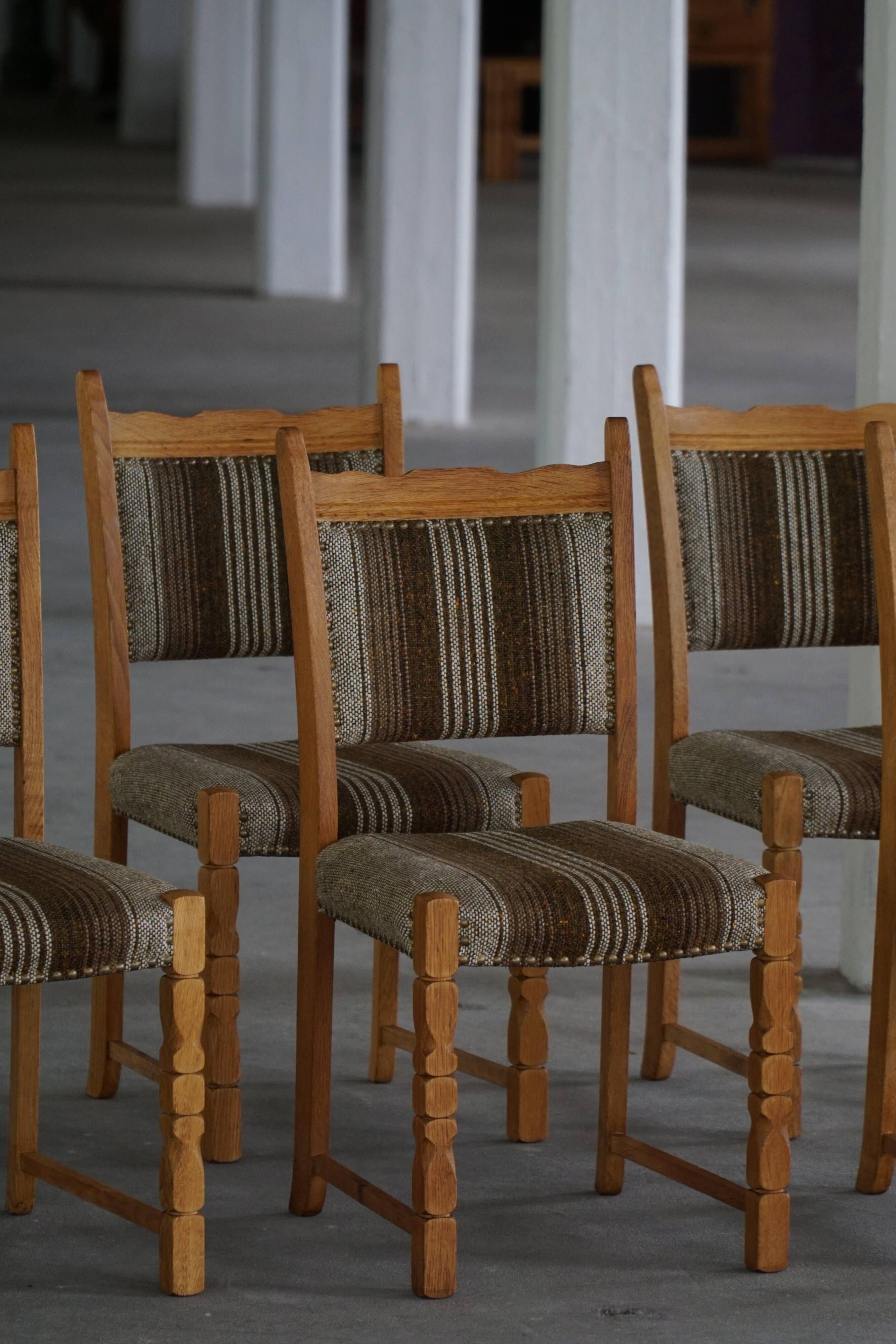 Danish Mid-Century Modern style, set of 8 dining chairs in oak and wool, 1960s.